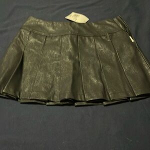 Pleaded black skirt, short, imitation leather